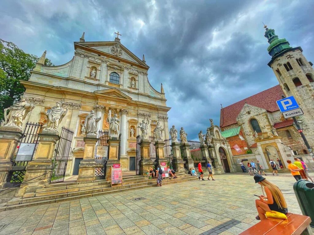 Iglesia de San Pedro y San Pablo en un día de sol.