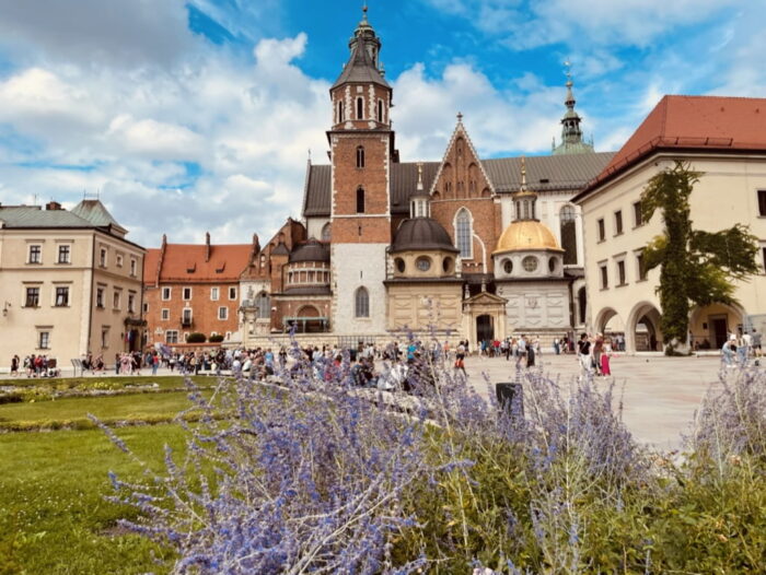 En el Fondo fallada de Castillo Wawel a través del jardín