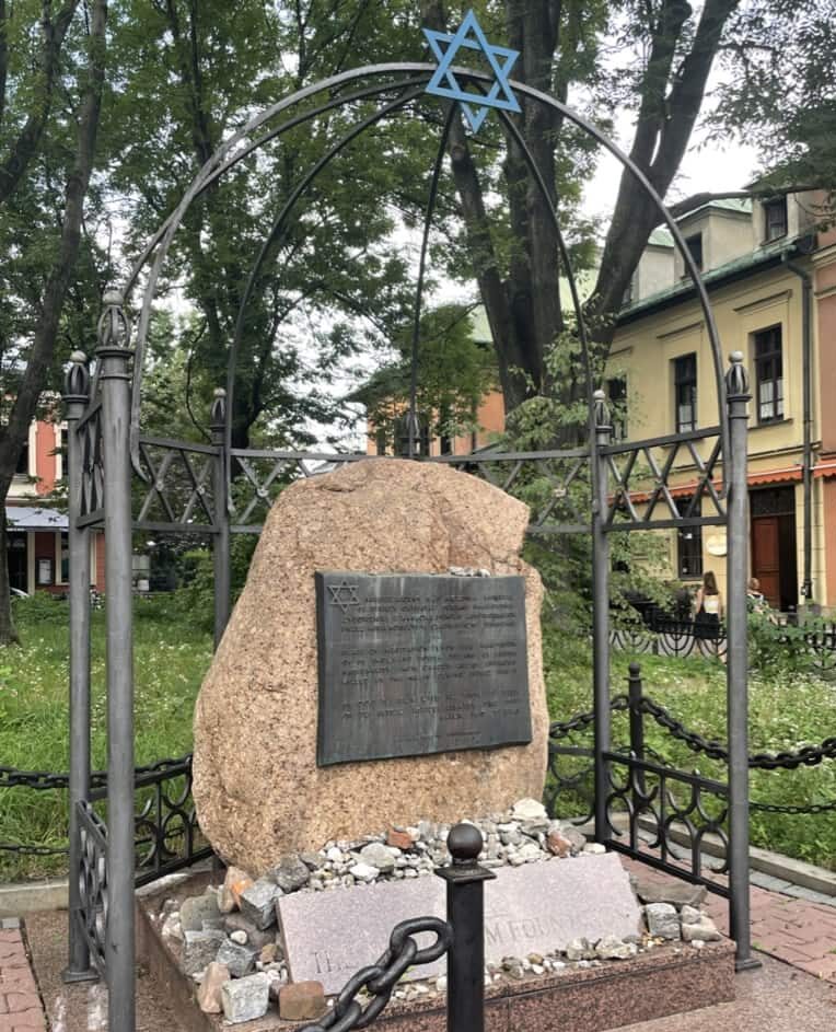 Fotografía de estatua commemorativa a los Judíos Caídos., con piedras como símbolo de durabilidad.