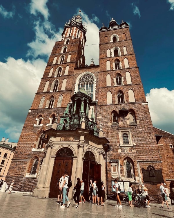 Fachada principal de la Basílica Santa María_ Polonia_ Cracovia